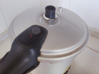 14、花生猪骨汤,盖上锅盖，大火开煮