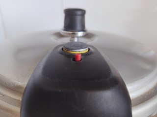 15、花生猪骨汤,待高压锅气阀上升，转小火，继续煮30分钟