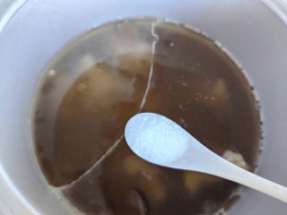 16、花生猪骨汤,煮好之后，待高压锅气阀降落，打开锅盖，加一小勺细盐