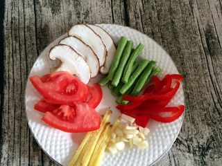 1、豆角焖面,所有食材清洗干净，豆角掰小段，香菇切片，西红柿切块，红椒切丝，生姜切丝，大蒜切末