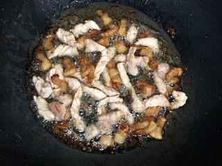 4、豆角焖面,肥肉炒出油后加精肉炒