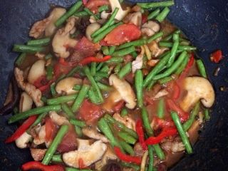 9、豆角焖面,加红椒，加一小碗开水，放入盐、十三香、生抽，翻炒均匀