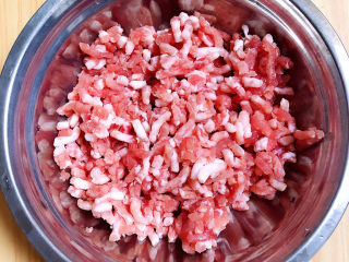 1、白菜丸子汤,准备好肉馅。