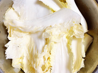 2、白菜丸子汤,准备好白菜。