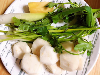 3、白菜丸子汤,准备好马蹄、葱姜蒜、香菜。