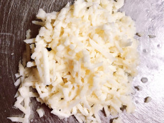 4、白菜丸子汤,马蹄叉丝儿，剁碎待用。