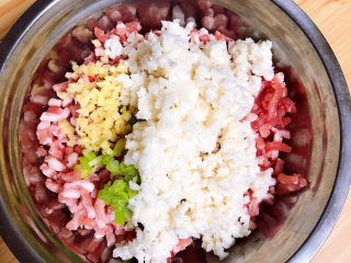 5、白菜丸子汤,将马蹄、葱蒜末放入肉馅中。