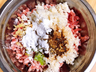 6、白菜丸子汤,加入盐、蚝油、生抽、花椒粉、十三香、淀粉、香油、鲜鸡汁。