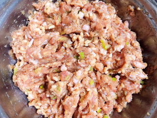 7、白菜丸子汤,将肉馅搅拌均匀待用。