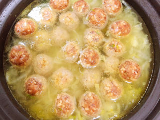 12、白菜丸子汤,逐一下入丸子。