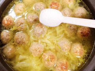 13、白菜丸子汤,加入盐。