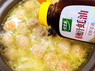 14、白菜丸子汤,加入蚝油。