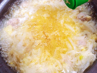 15、白菜丸子汤,再加入白胡椒粉。