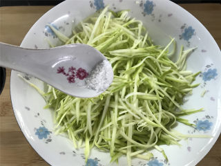 3、西葫芦鸡蛋饼,加少许的盐腌5分钟。