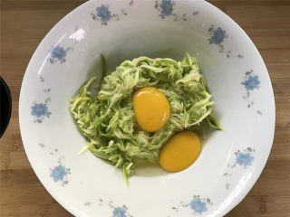 5、西葫芦鸡蛋饼,放入碗中打入2个鸡蛋。