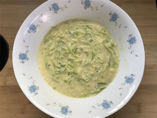 8、西葫芦鸡蛋饼,拌好后的面糊不要太干或太湿，看状态可以加少许水调整。用勺子盛起呈黏稠状，但还可以缓慢流动。