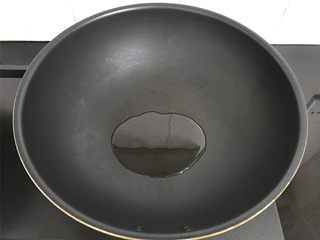 9、西葫芦鸡蛋饼,锅中倒入少许的油。