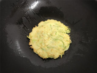 11、西葫芦鸡蛋饼,小火煎到一面微微金黄翻面再煎另一面，至两面呈金黄色即可。