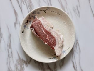 1、番茄牛腩汤,解冻牛腩