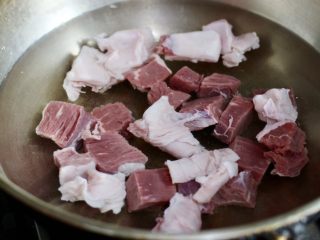 3、番茄牛腩汤,冷水下锅，焯水后捞出沥干