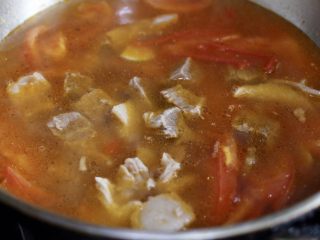 15、番茄牛腩汤,再把电压锅中炖好的牛腩还有汤汁全倒入锅中