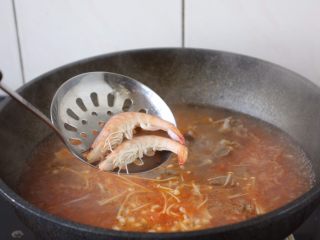 13、番茄金针菇肥牛卷,放入鲜虾。