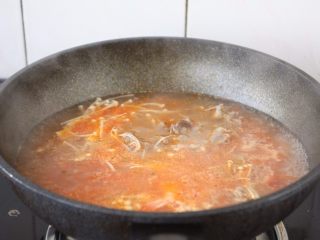 14、番茄金针菇肥牛卷,大火煮开。