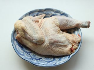 2、葱油白斩鸡,清洗干净，减去脚尖和鸡屁股，切半只，鸡爪和鸡脖以上部位都不要。