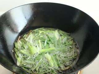 6、葱油白斩鸡,熬制葱油，最简单的奥法，小葱切段，色拉油烧热后，放入葱段，转中小火熬制。