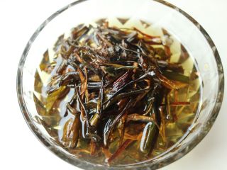 8、葱油白斩鸡,略微凉一下后，装入容器，如果用不完用来拌面拌凉菜都是极好的。