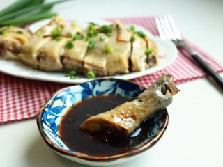 13、葱油白斩鸡,蘸着料汁，好鲜美，浓浓的葱油香。