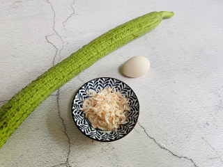 1、丝瓜蛋汤,准备好食材