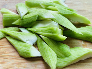 4、丝瓜蛋汤,滚刀切块