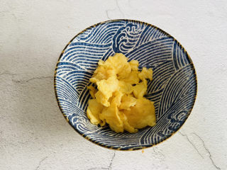 8、丝瓜蛋汤,盛入碗中备用