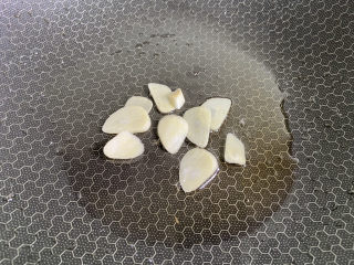 9、丝瓜蛋汤,起油锅放入蒜片爆香