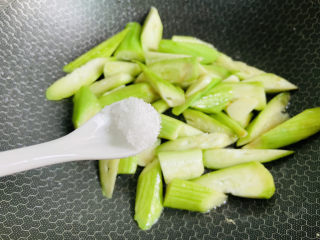 11、丝瓜蛋汤,根据个人口味加入适量盐翻炒均匀