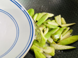 12、丝瓜蛋汤,加入一碗热水