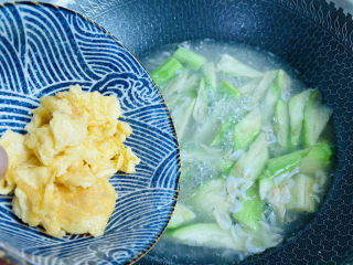 15、丝瓜蛋汤,倒入炒熟的鸡蛋