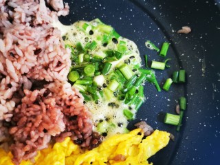 6、蛋炒饭（家常简洁版）,葱花爆香。翻炒5分钟。。。