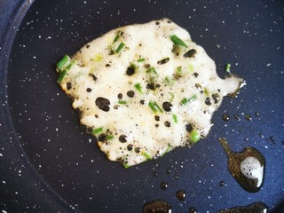 10、蛋炒饭（家常简洁版）,葱姜豆油爆香，放入1kg纯净水。