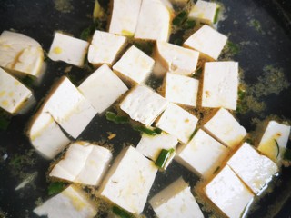 11、蛋炒饭（家常简洁版）,豆腐切丁，盖上锅盖，煮沸。