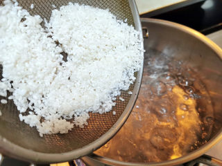 8、紫薯银耳粥,放进大米