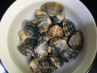 1、丝瓜花蛤汤,买回来的花蛤用淡盐水浸泡三四小时左右让它吐净泥沙