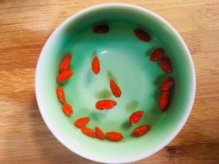 2、丝瓜花蛤汤,枸杞洗净泡一下备用