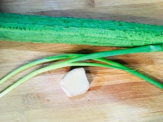 3、丝瓜花蛤汤,准备丝瓜葱姜