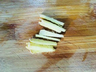 4、丝瓜花蛤汤,姜切丝