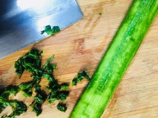 6、丝瓜花蛤汤,丝瓜用刀划去外皮