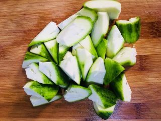 7、丝瓜花蛤汤,洗净后切成滚刀块