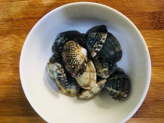 8、丝瓜花蛤汤,浸泡后的花蛤反复冲洗干净放碗里备用