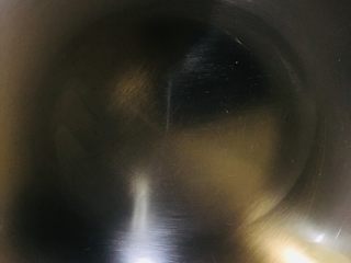 9、丝瓜花蛤汤,锅中放油烧热